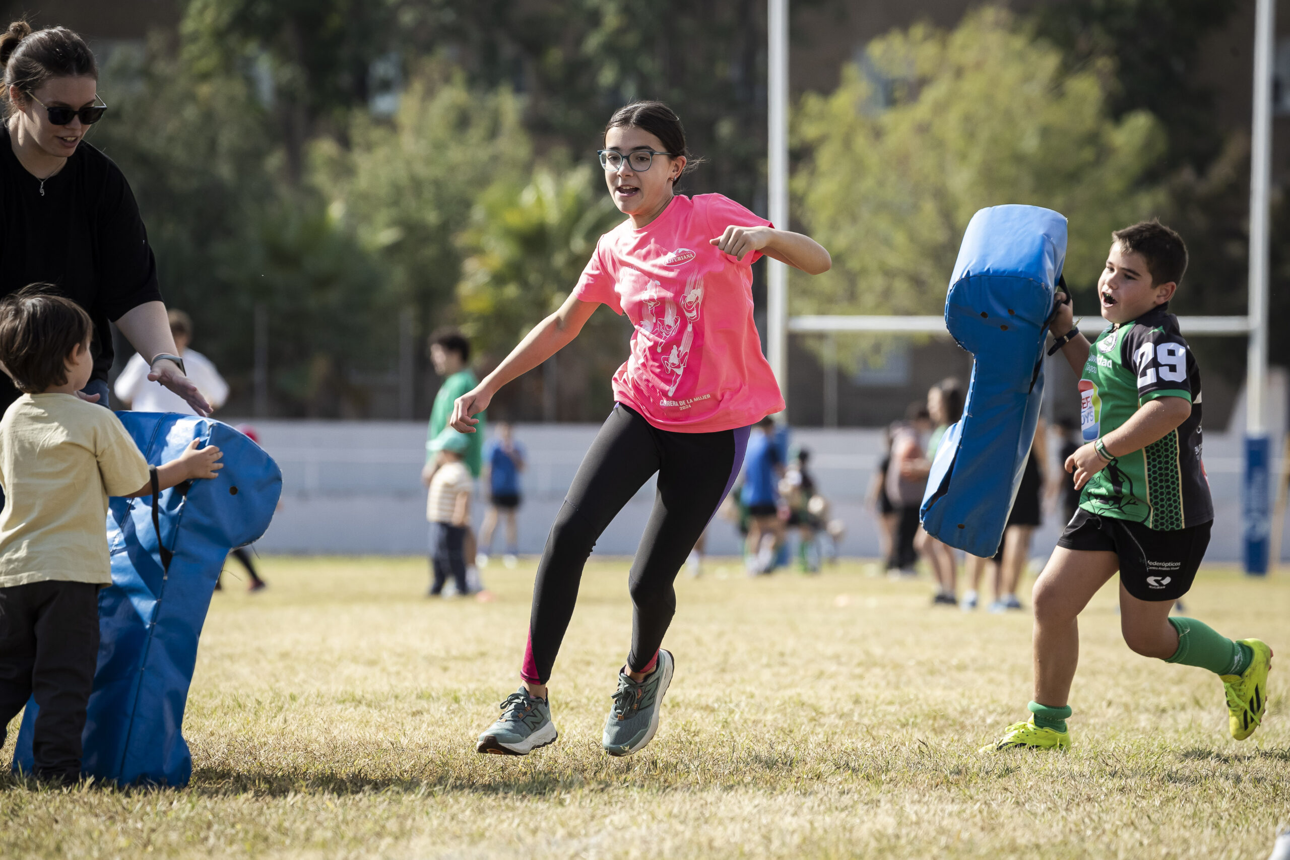 Juegos y diversión en el día del Club del CD Universitario Rugby Zaragoza.