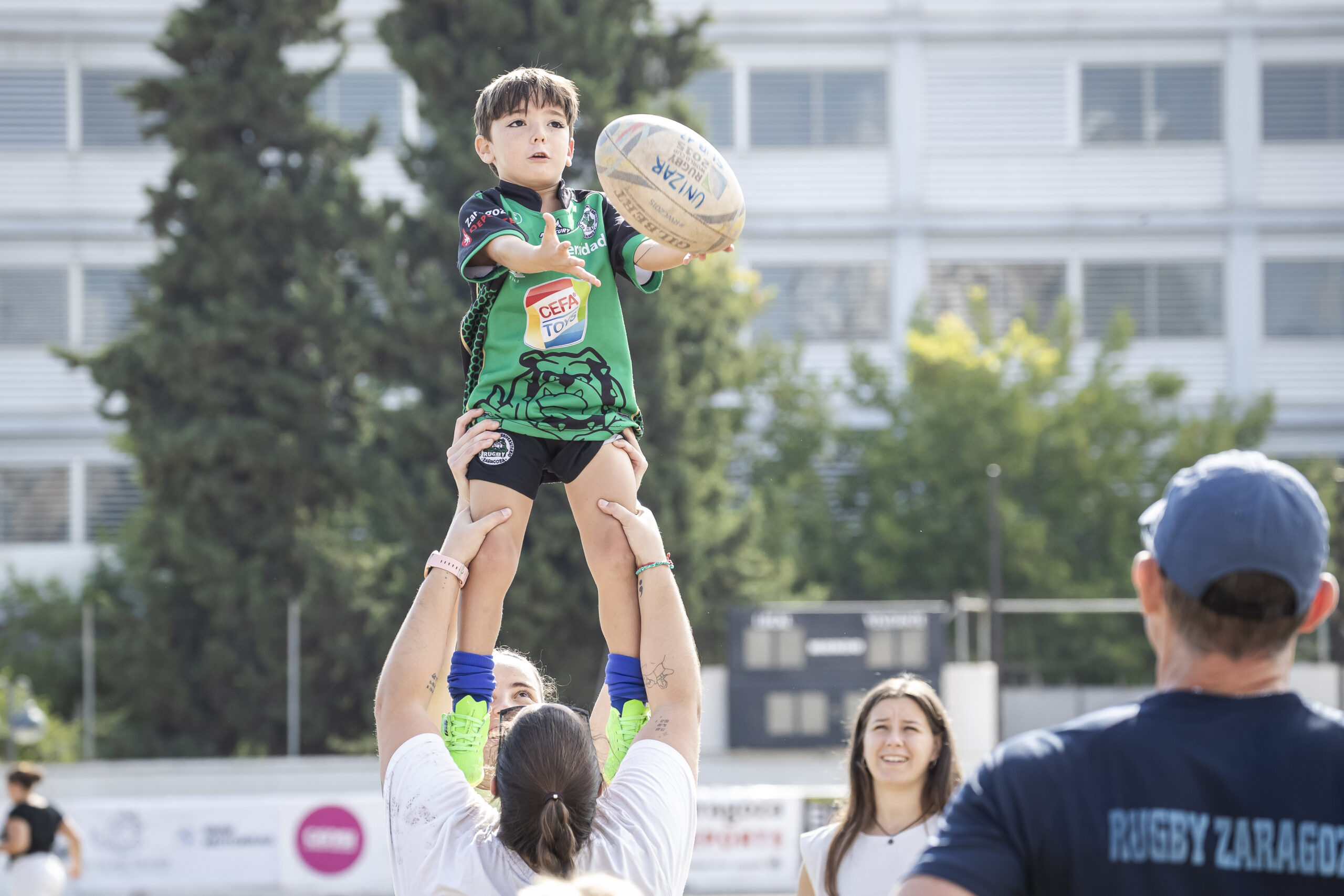 Juegos y diversión en el día del Club del CD Universitario Rugby Zaragoza.