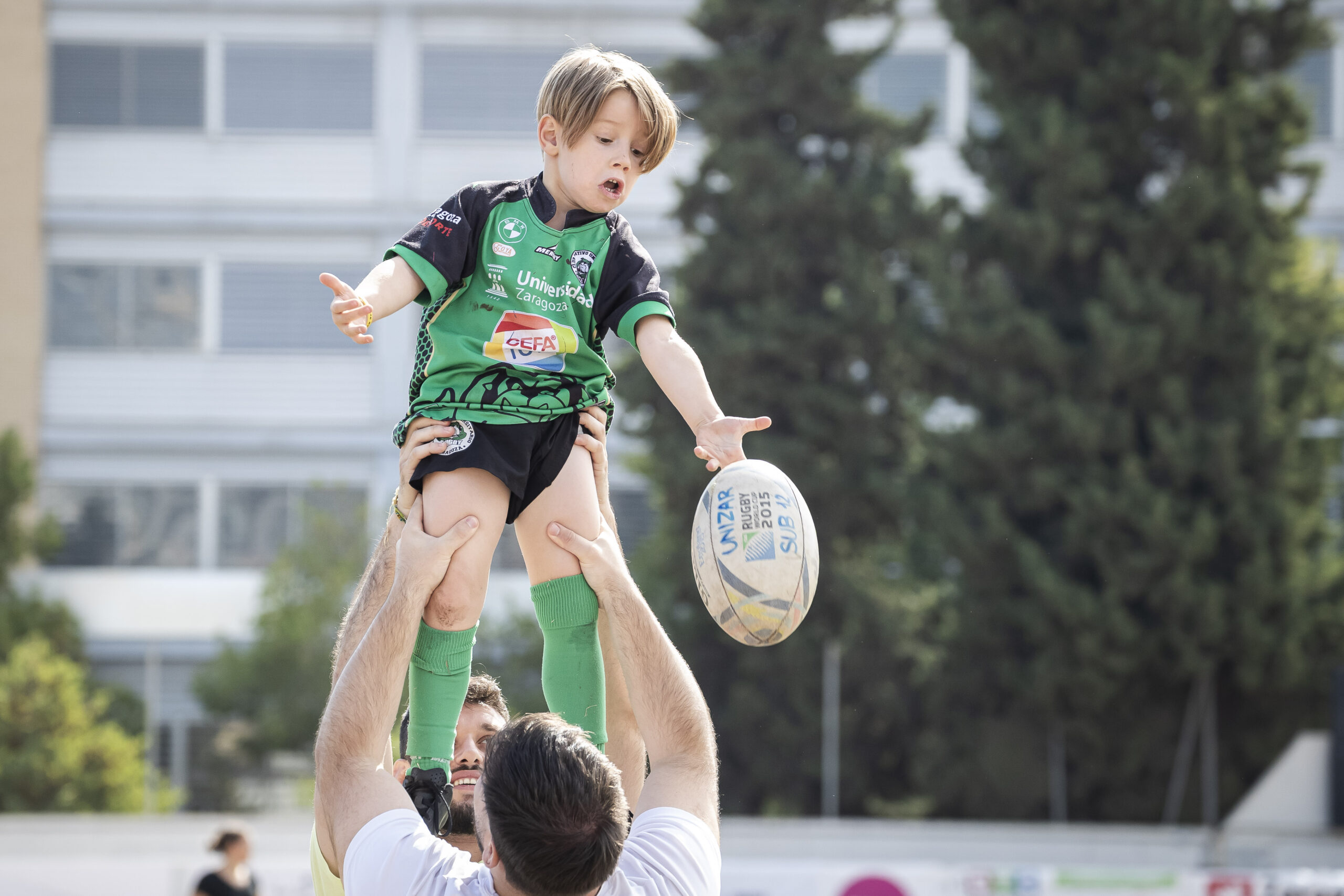 Juegos y diversión en el día del Club del CD Universitario Rugby Zaragoza.