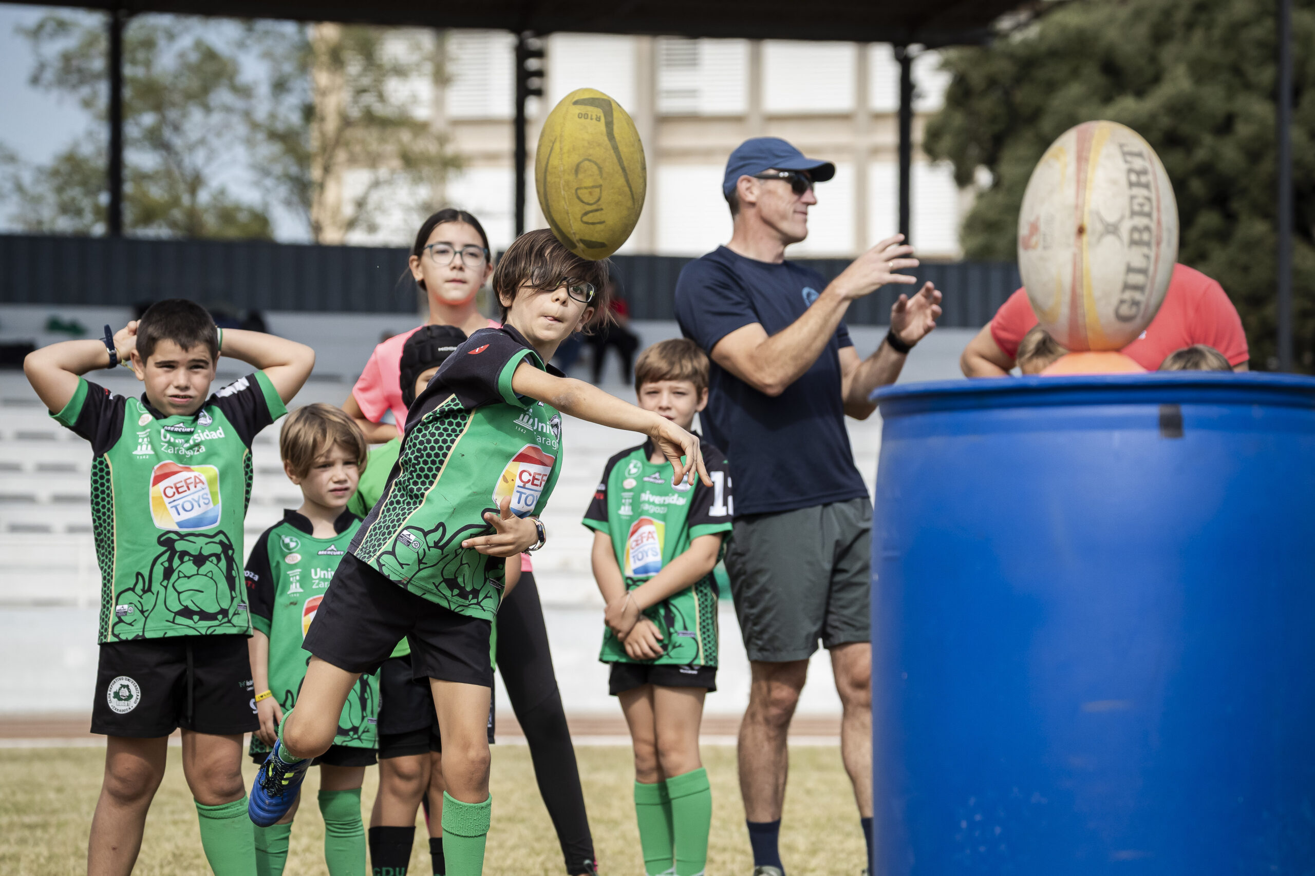 Juegos y diversión en el día del Club del CD Universitario Rugby Zaragoza.