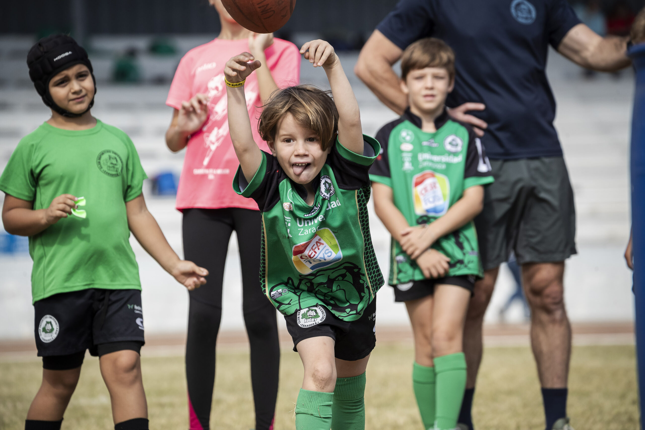 Juegos y diversión en el día del Club del CD Universitario Rugby Zaragoza.