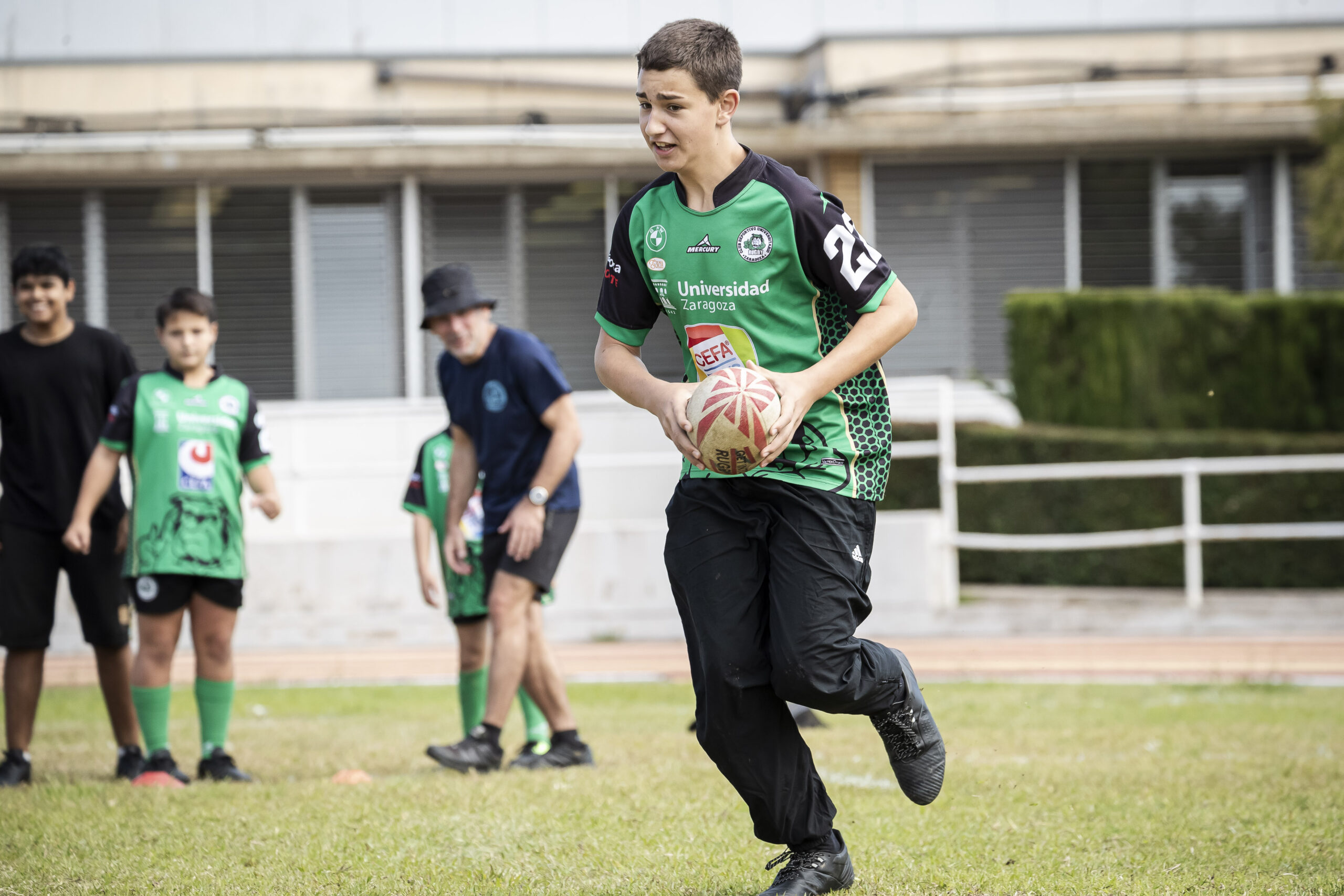 Juegos y diversión en el día del Club del CD Universitario Rugby Zaragoza.
