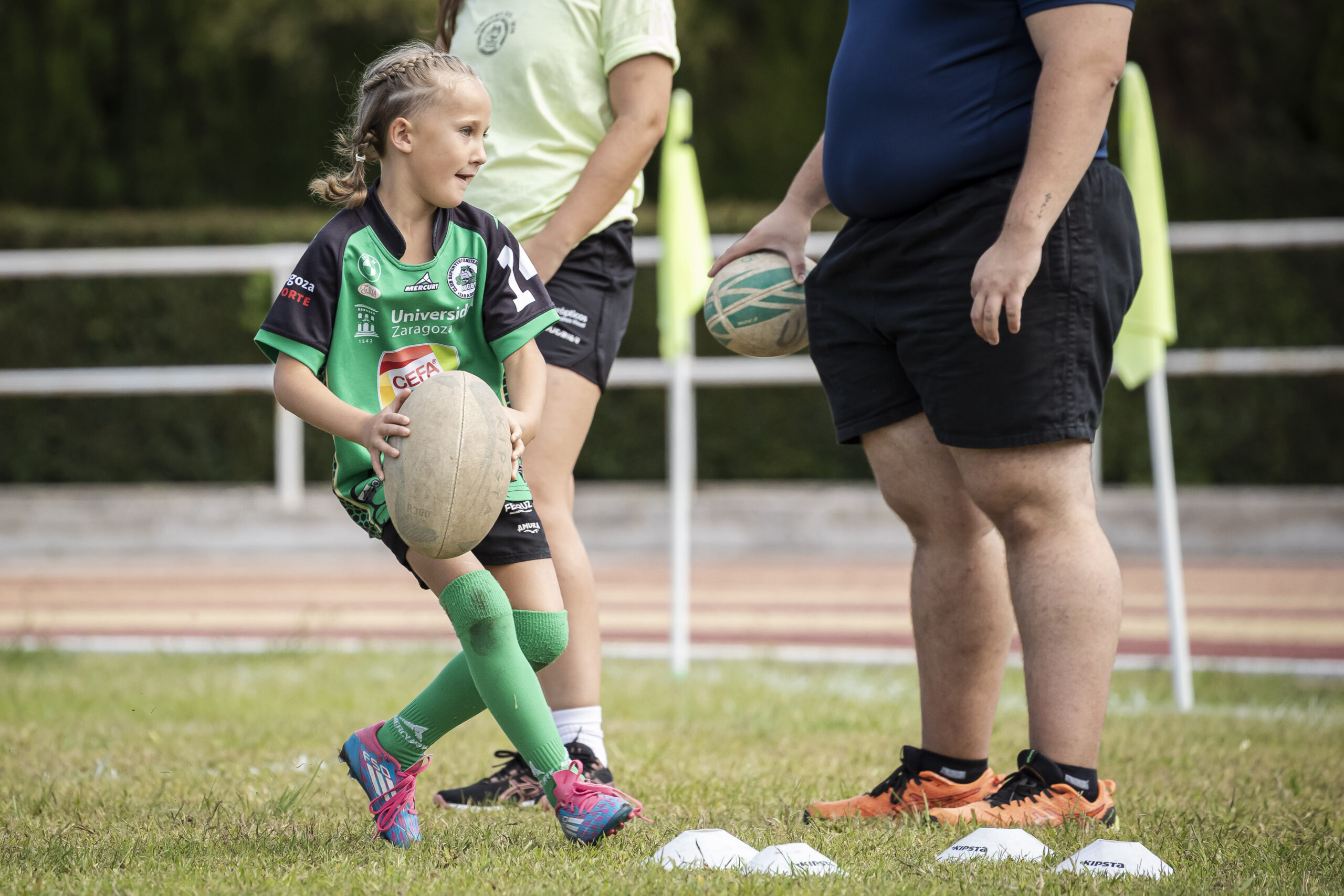 Juegos y diversión en el día del Club del CD Universitario Rugby Zaragoza.