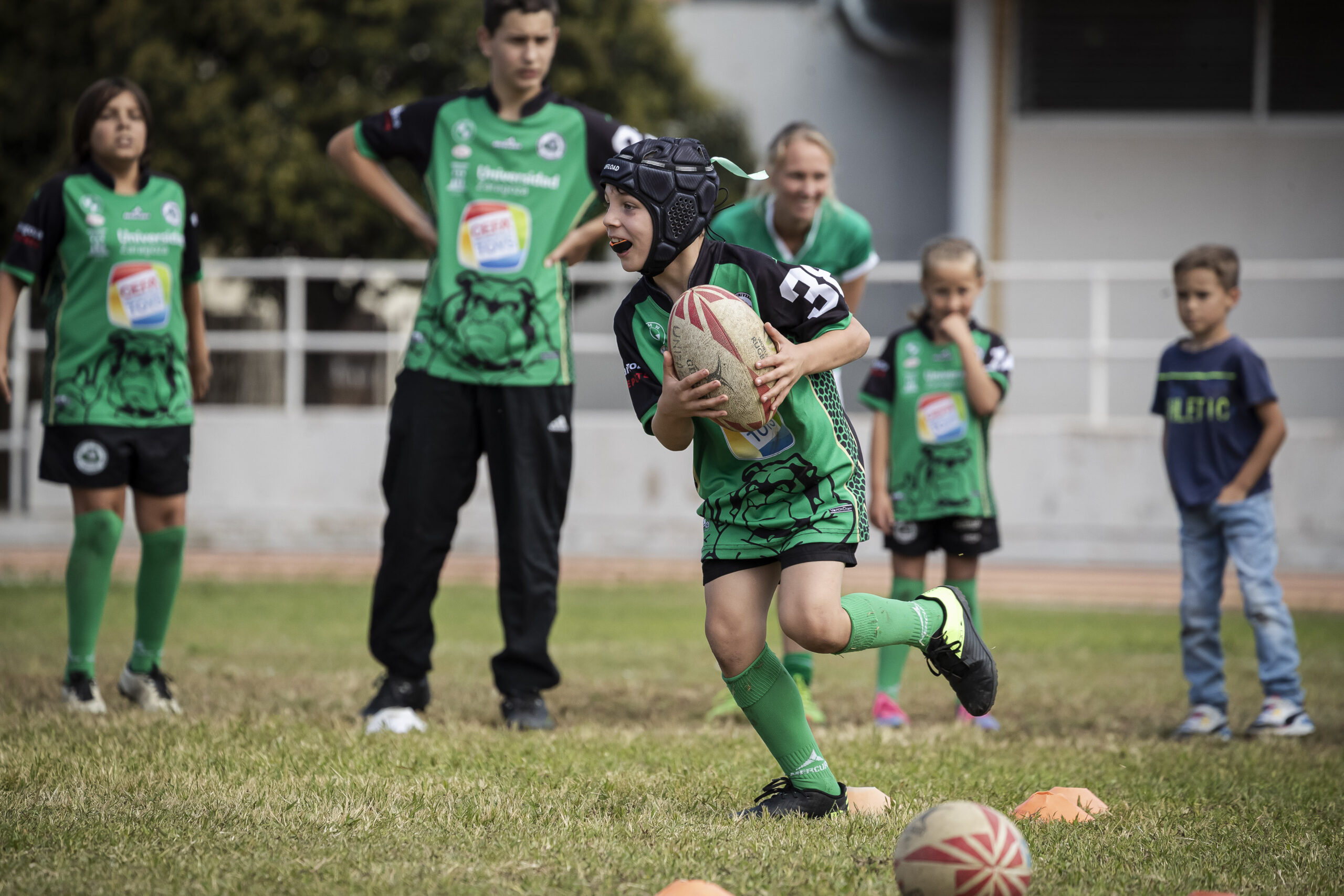 Juegos y diversión en el día del Club del CD Universitario Rugby Zaragoza.