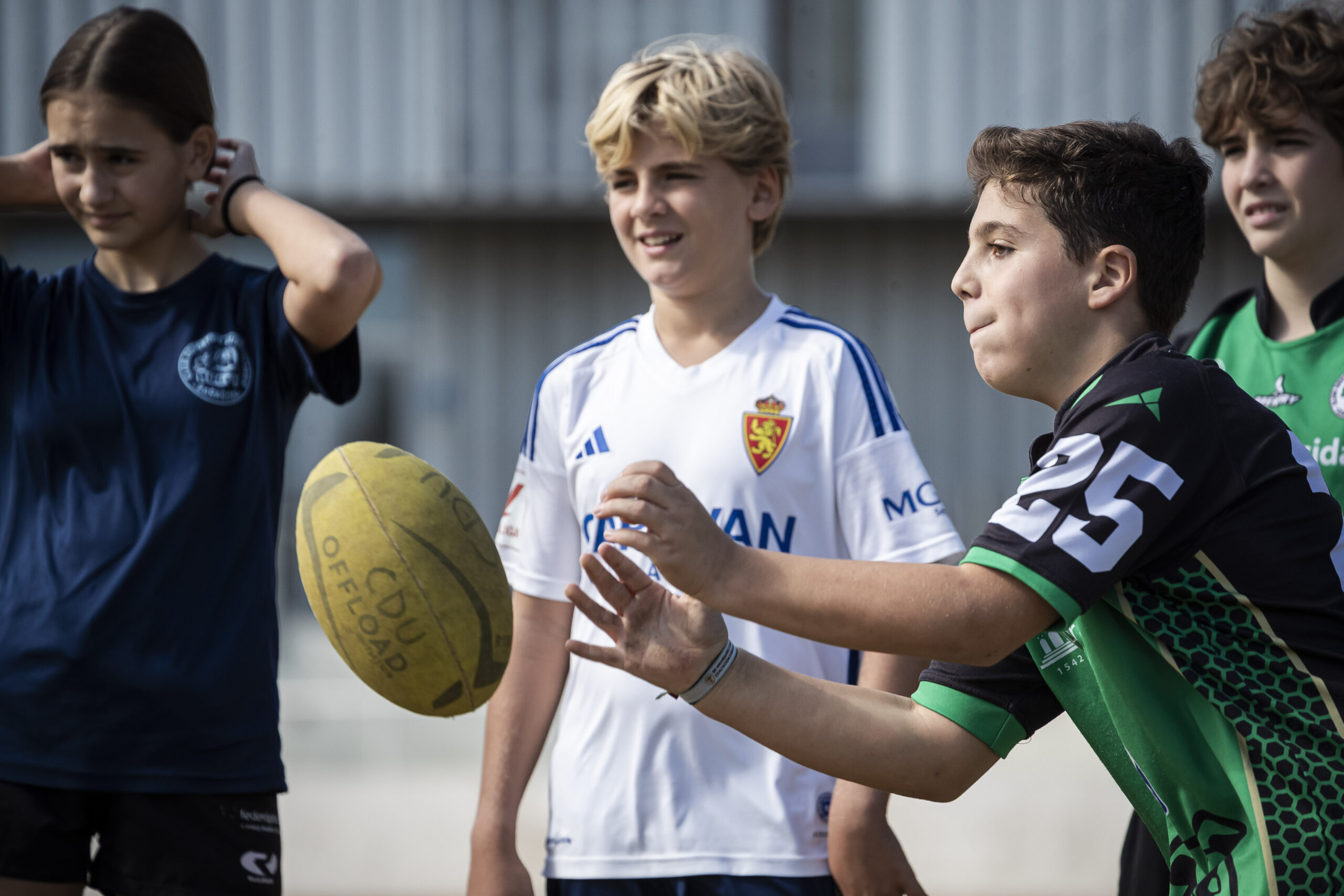 Juegos y diversión en el día del Club del CD Universitario Rugby Zaragoza.