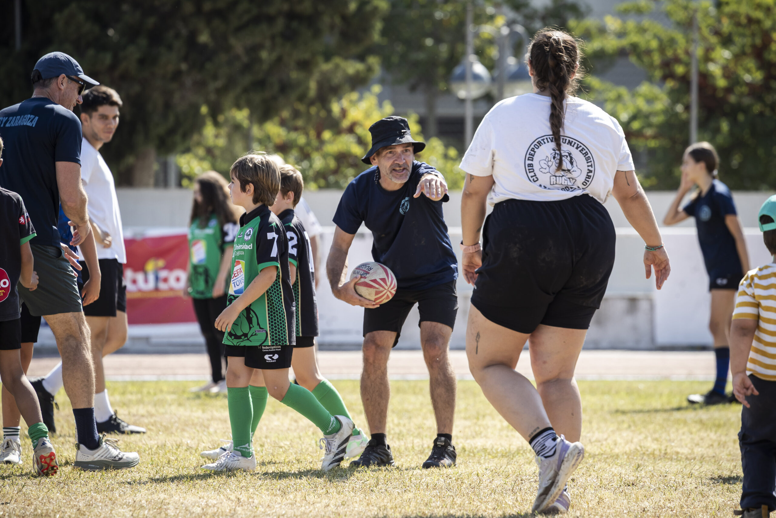 Juegos y diversión en el día del Club del CD Universitario Rugby Zaragoza.