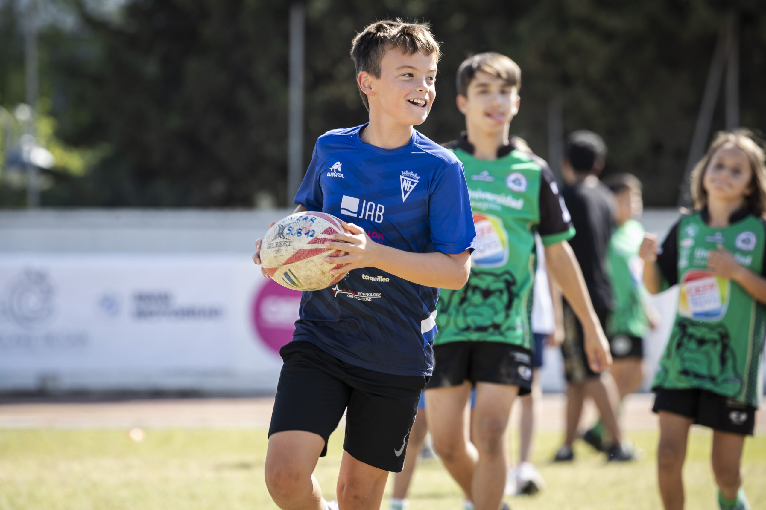 Juegos y diversión en el día del Club del CD Universitario Rugby Zaragoza.