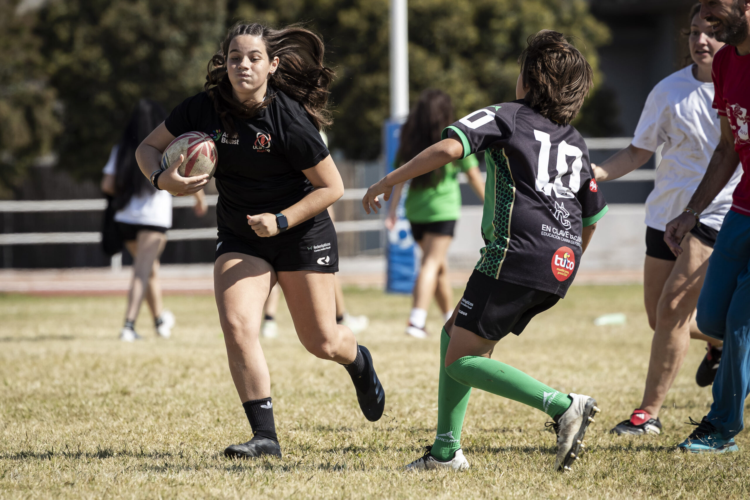 Juegos y diversión en el día del Club del CD Universitario Rugby Zaragoza.