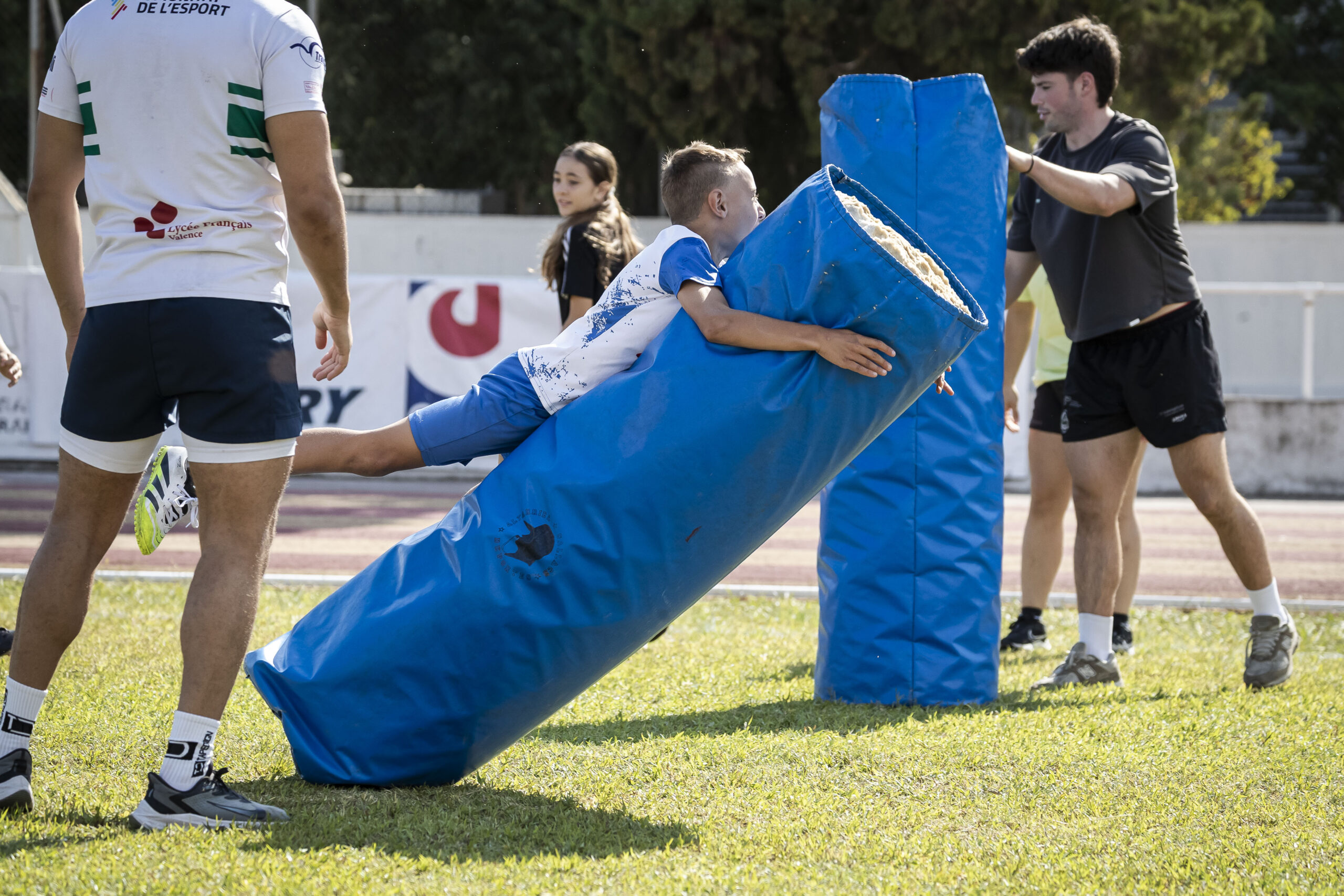 Juegos y diversión en el día del Club del CD Universitario Rugby Zaragoza.