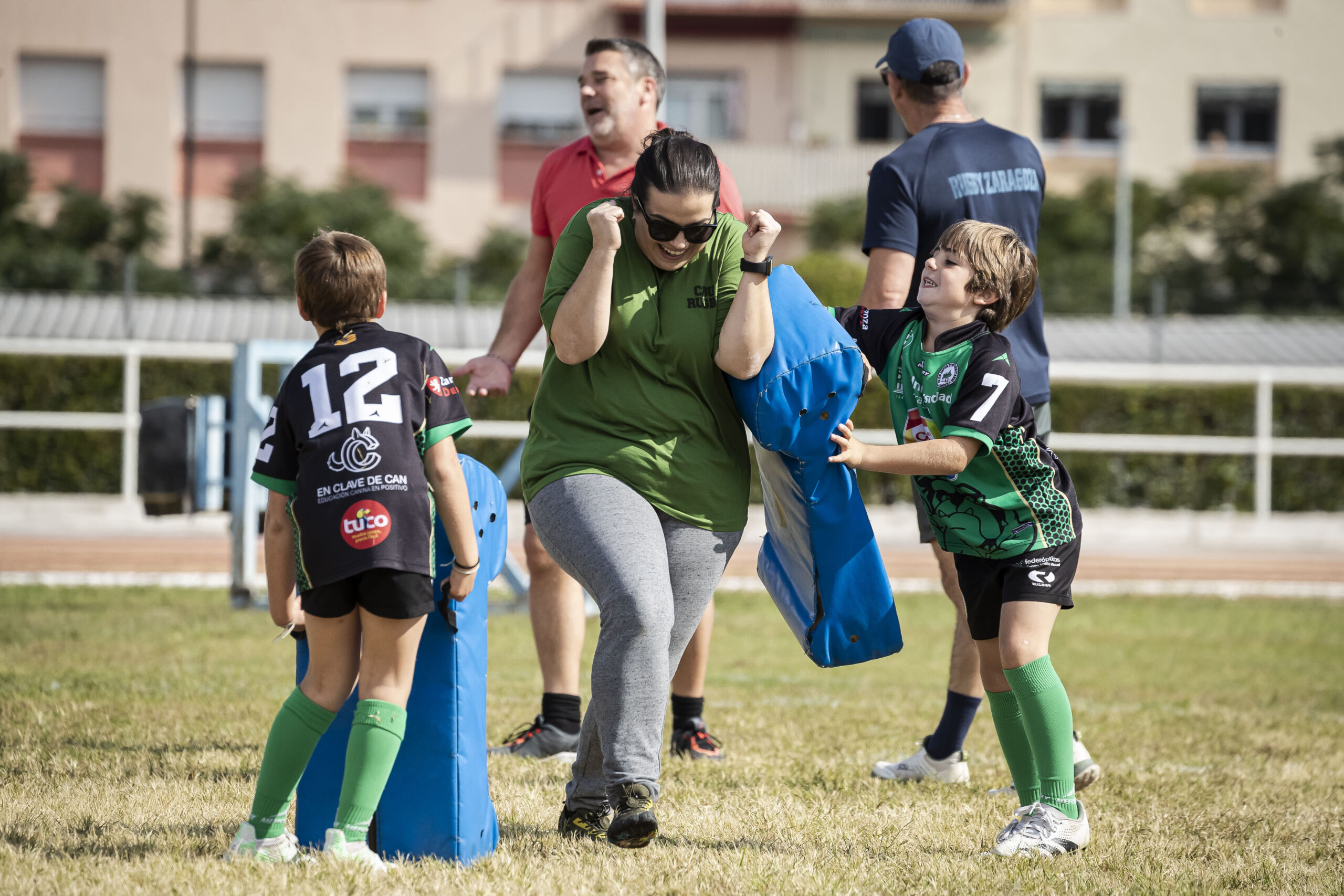 Juegos y diversión en el día del Club del CD Universitario Rugby Zaragoza.