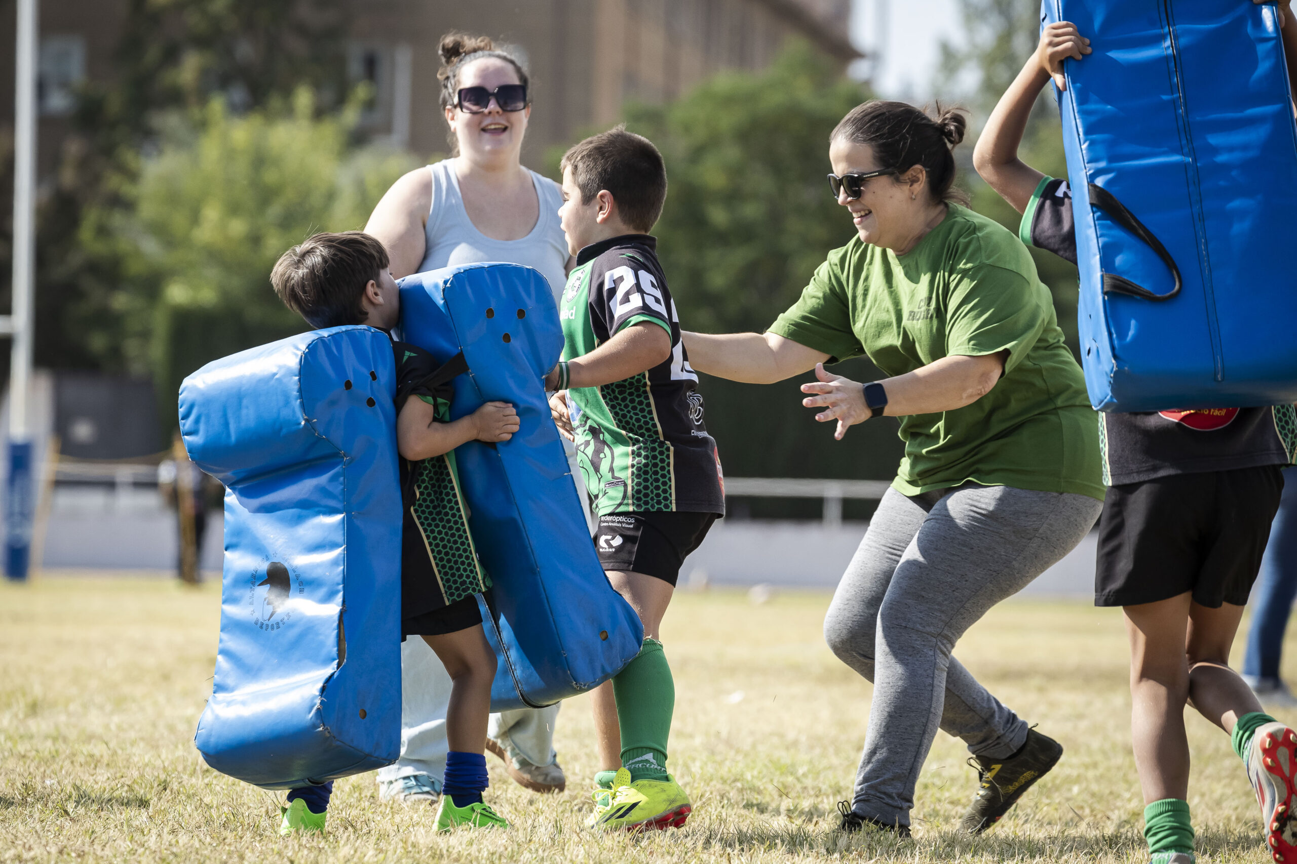 Juegos y diversión en el día del Club del CD Universitario Rugby Zaragoza.