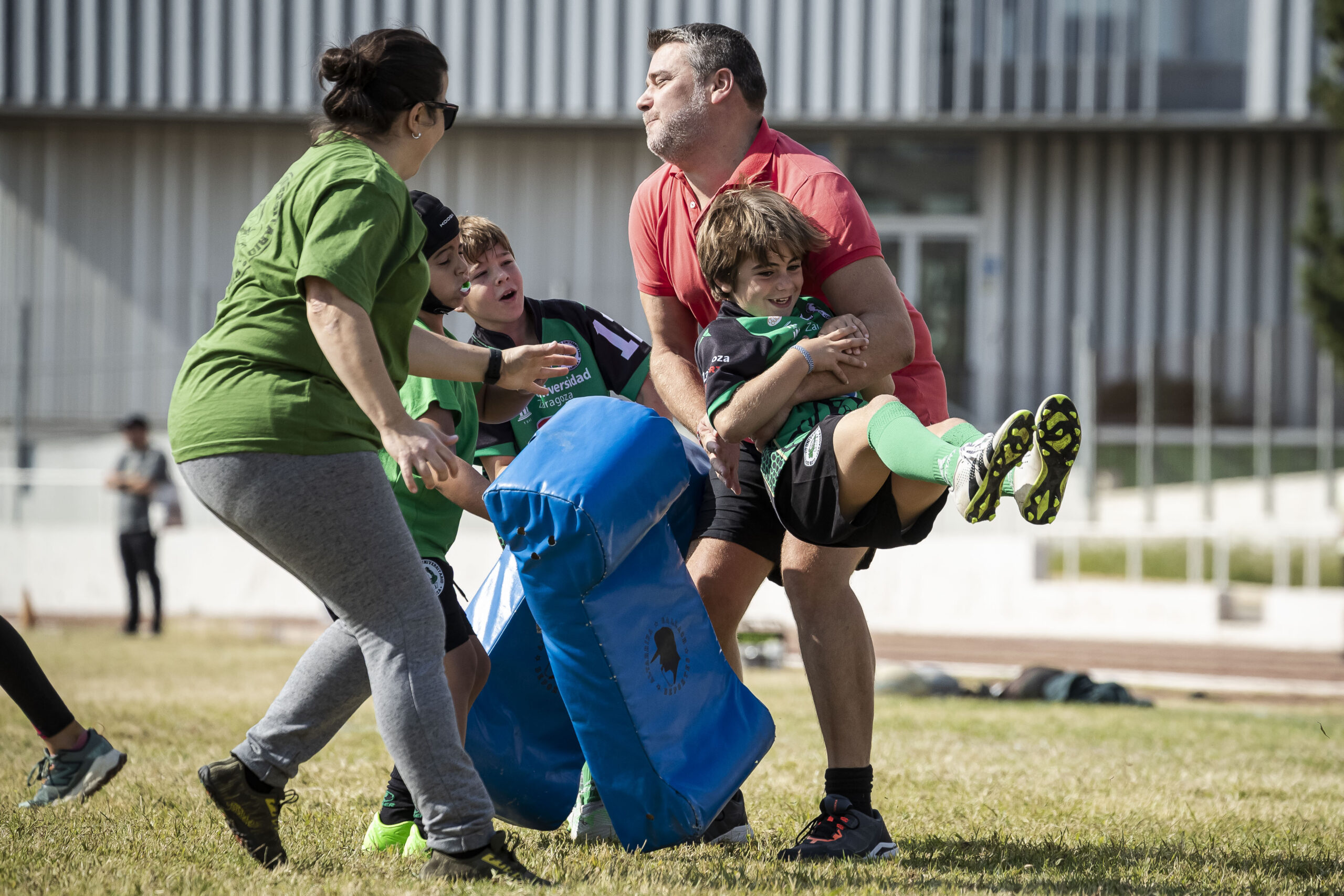 Juegos y diversión en el día del Club del CD Universitario Rugby Zaragoza.