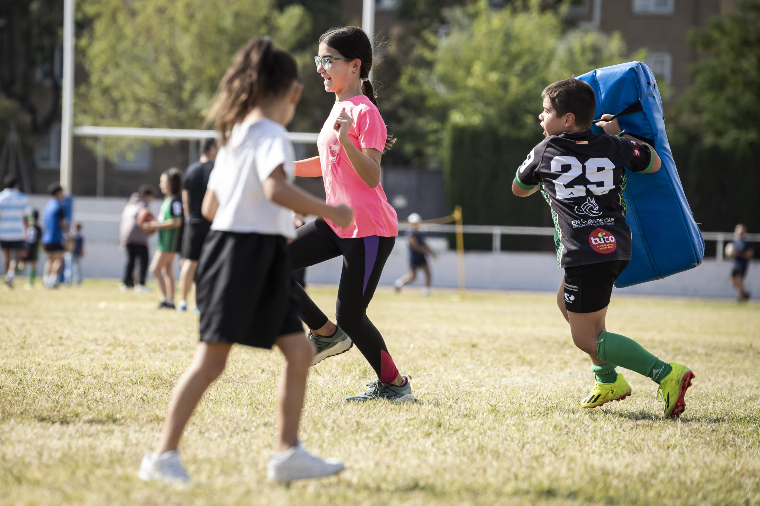 Juegos y diversión en el día del Club del CD Universitario Rugby Zaragoza.