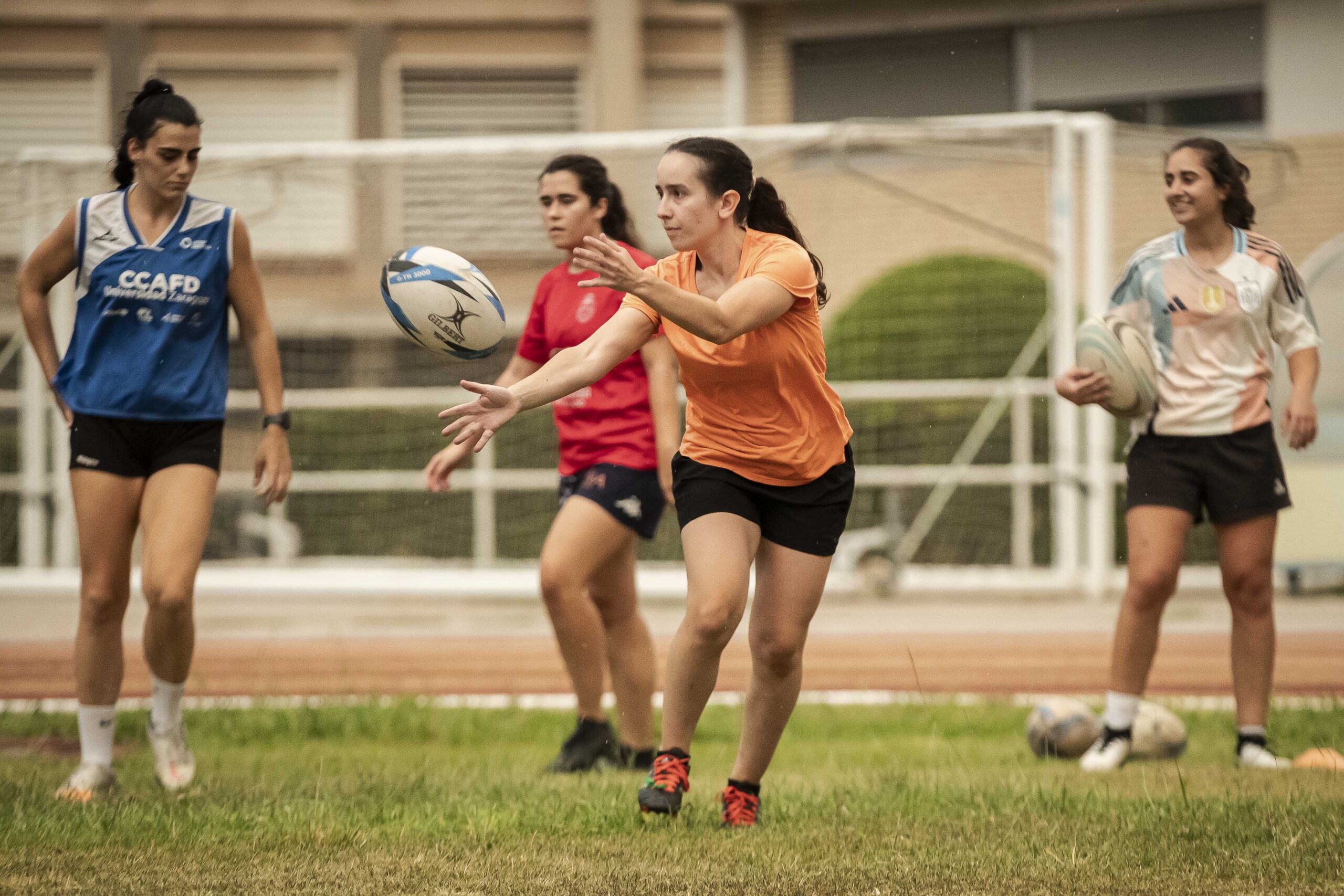 Sesion de entrenamiento del CD Universitario Rugby Zaragoza femenino