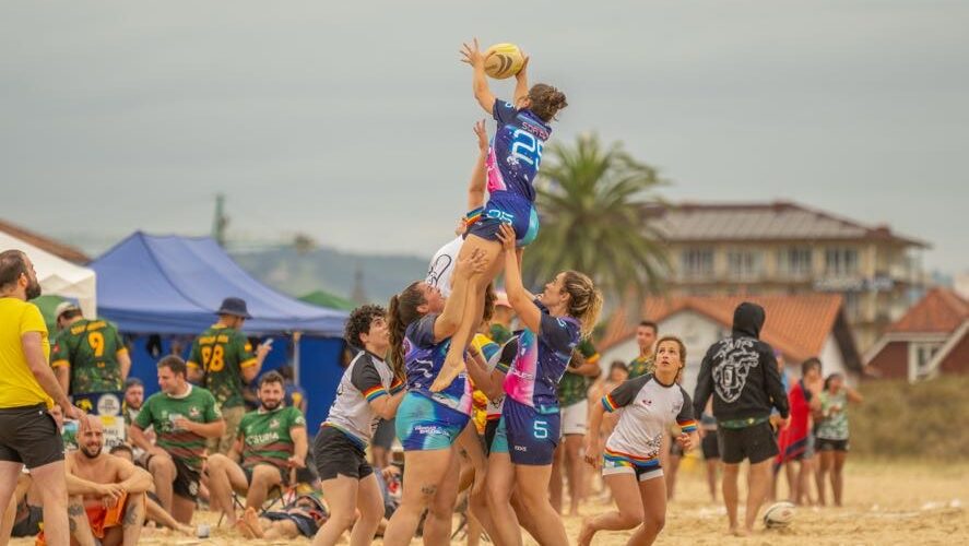 Jugadoras del CEFA Unizar jugando a Rugby Playa.