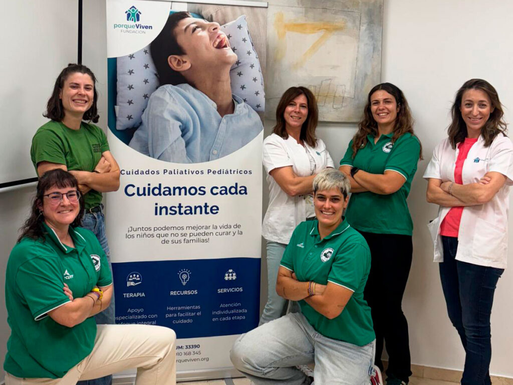 Visita de las jugadoras del CEFA Unizar a la fundación Porqueviven