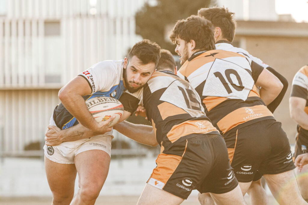 Imagen del partido de la jornada 4 de la Liga Autonómica Aragonesa de rugby masculino entre el CD Universitario Rugby Zaragoza y el Quebrantahuesos.