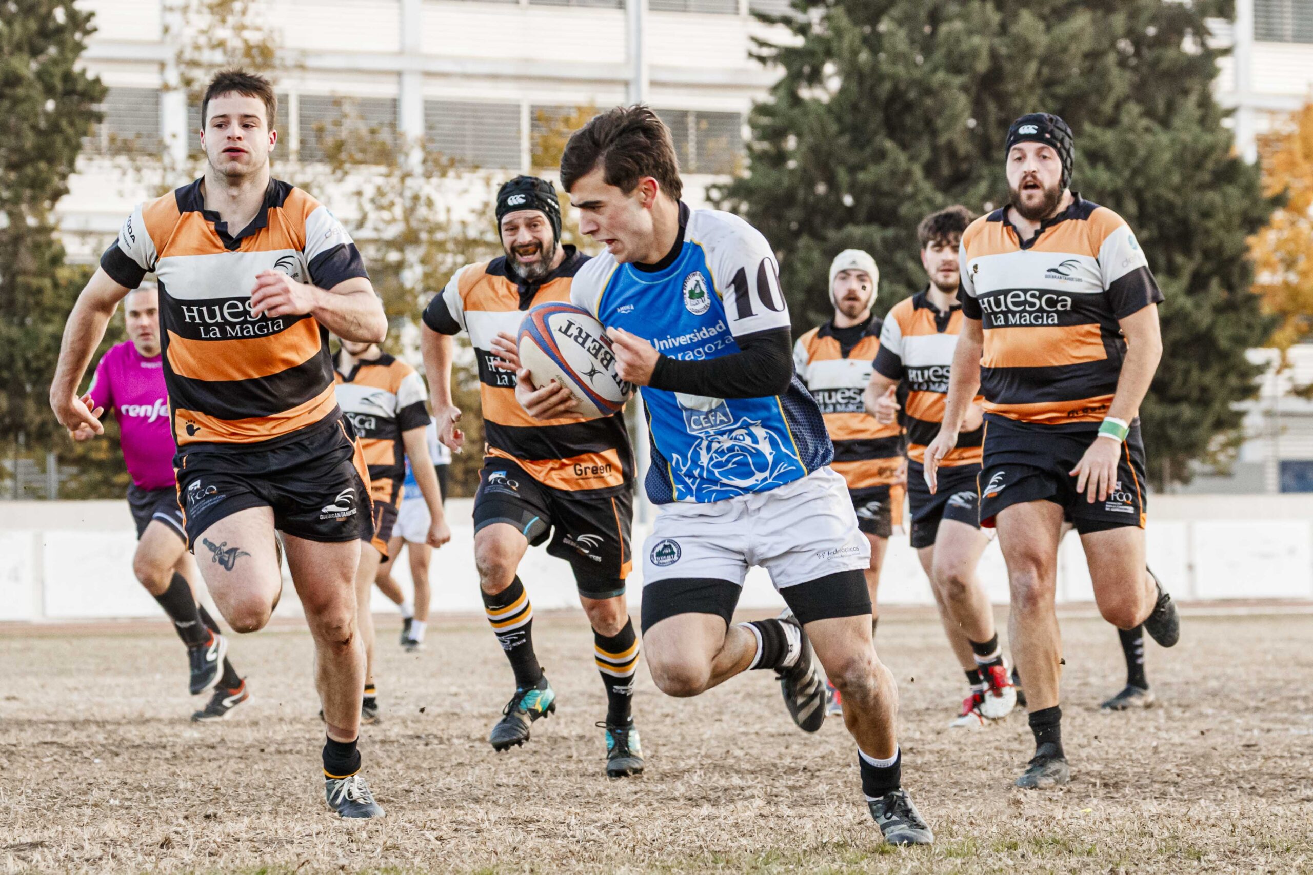 Partido de Liga Aragonesa de rugby masculino entre el CD Universitario Rugby Zaragoza y el Quebrantahuesos.