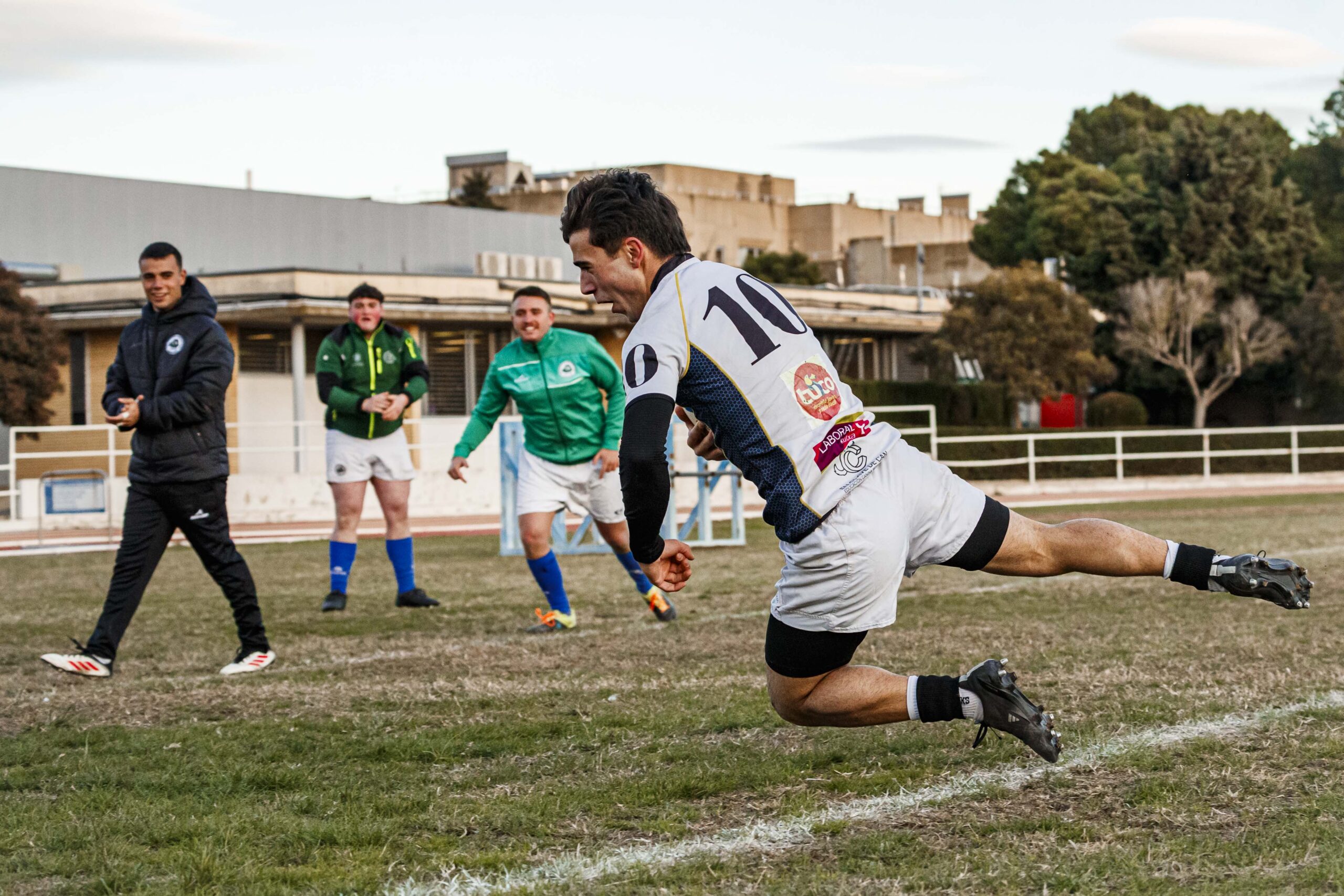 Partido de Liga Aragonesa de rugby masculino entre el CD Universitario Rugby Zaragoza y el Quebrantahuesos.