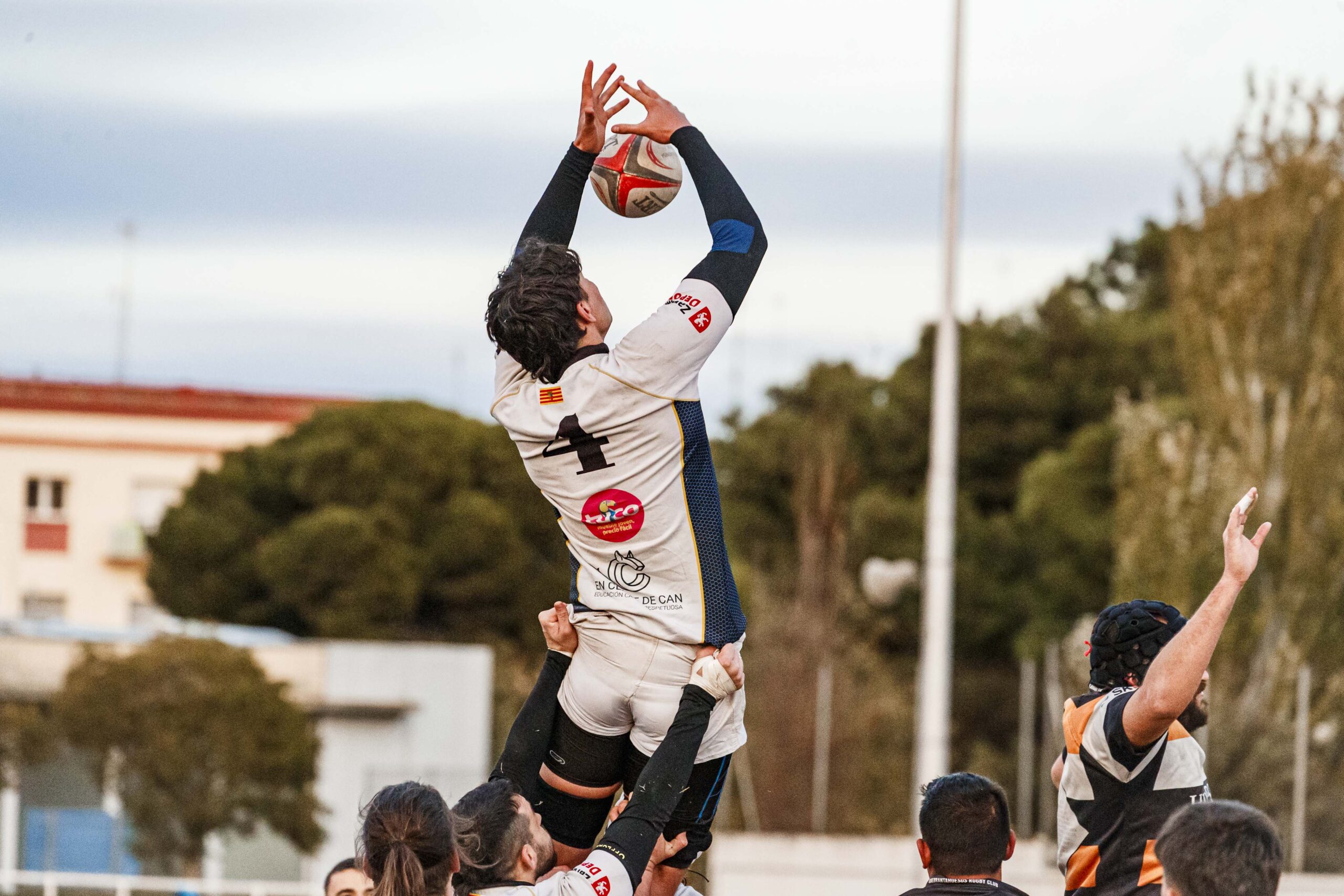 Partido de Liga Aragonesa de rugby masculino entre el CD Universitario Rugby Zaragoza y el Quebrantahuesos.