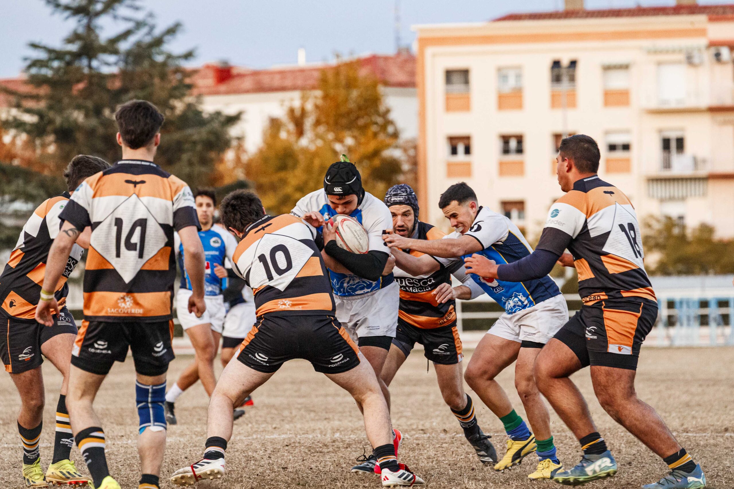 Partido de Liga Aragonesa de rugby masculino entre el CD Universitario Rugby Zaragoza y el Quebrantahuesos.