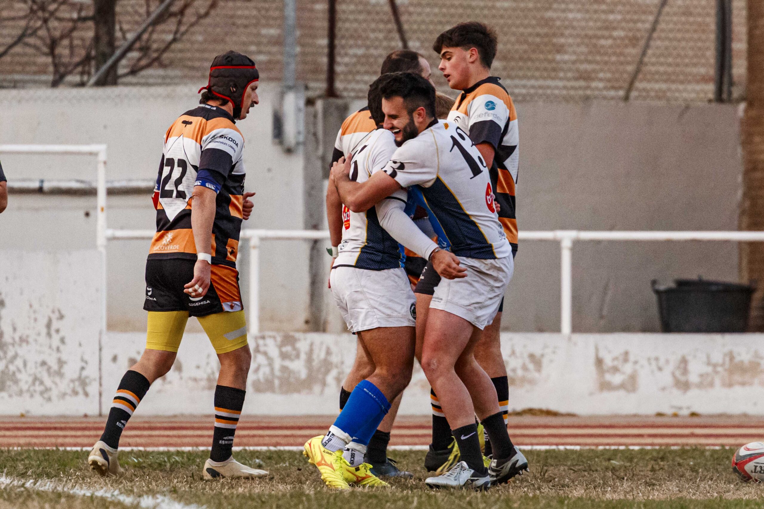 Partido de Liga Aragonesa de rugby masculino entre el CD Universitario Rugby Zaragoza y el Quebrantahuesos.