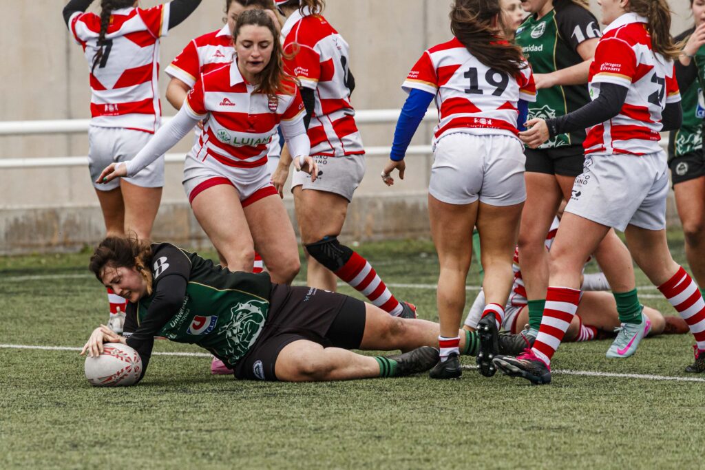Imagen del partido entre el Íbero y el CEFA Unizar de rugby femenino