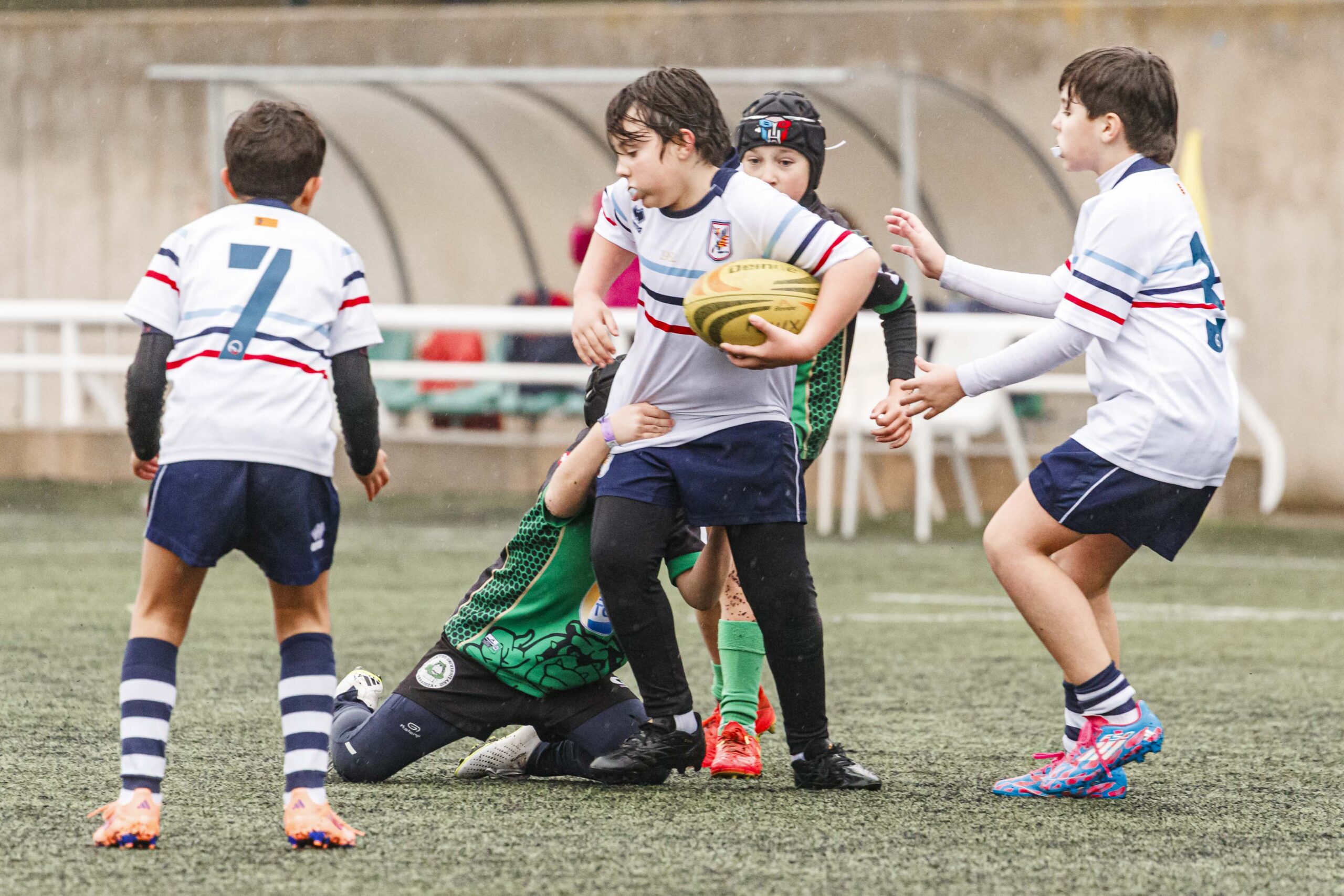 El CD Universitario en la jornada de escuelas de rugby para niños en Zaragoza