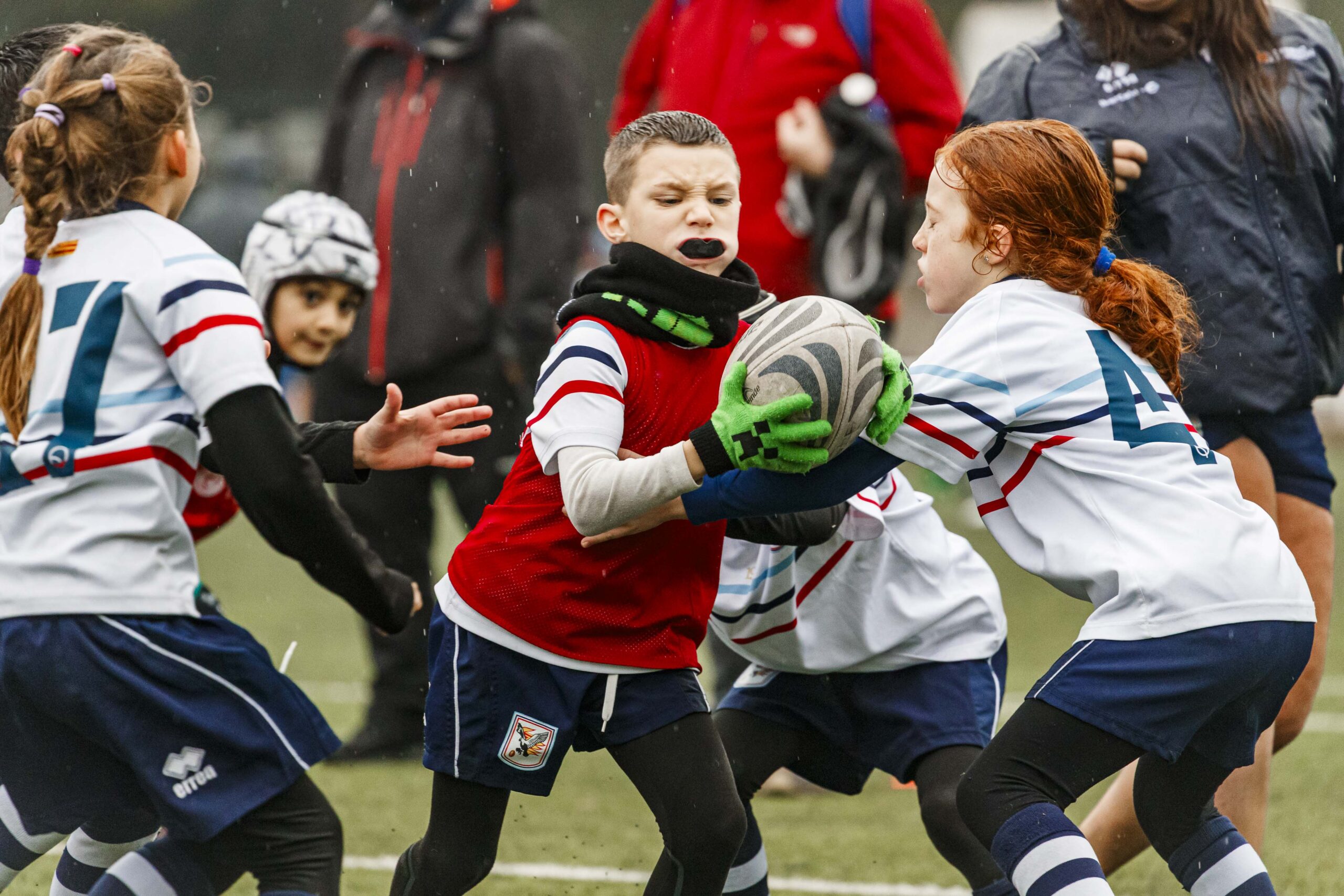 El CD Universitario en la jornada de escuelas de rugby para niños en Zaragoza
