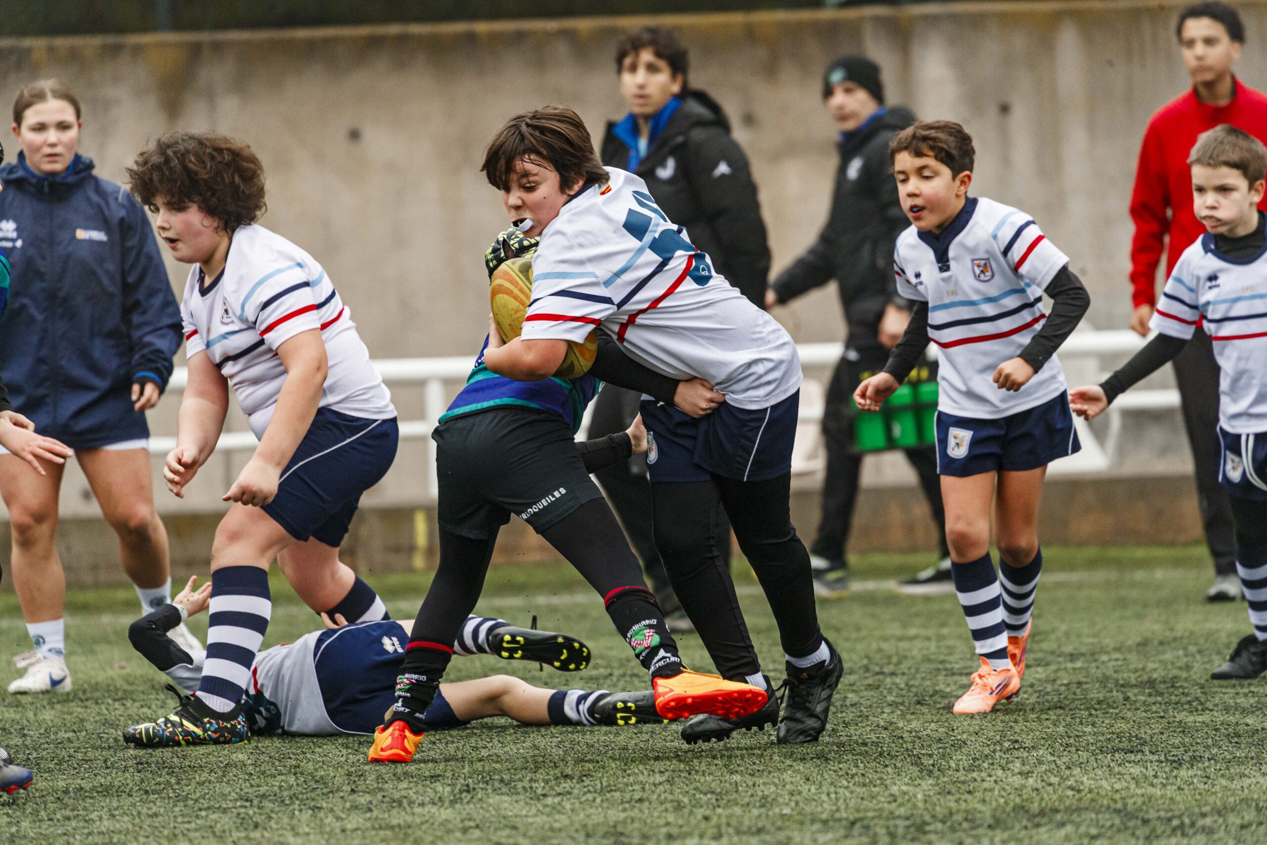 El CD Universitario en la jornada de escuelas de rugby para niños en Zaragoza