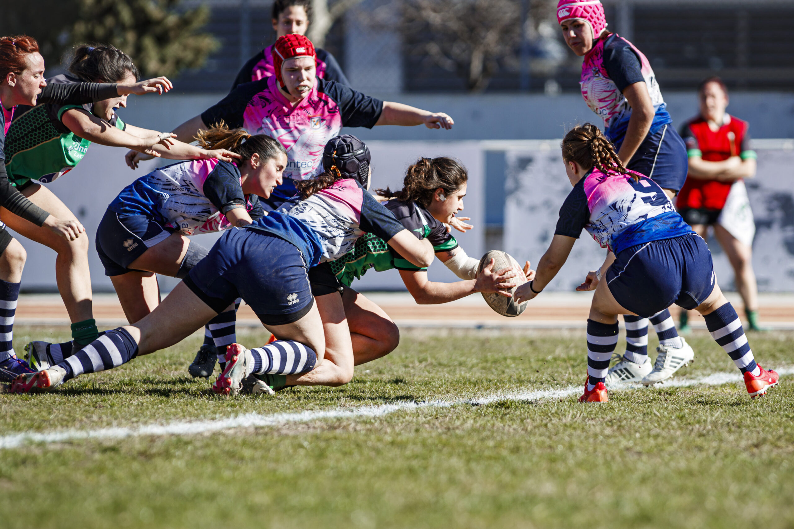 Fotos de rugby femenino correspondientes al partido de la jornada 5 de la Liga Aragonesa entre el CEFA Unizar y el Fénix.